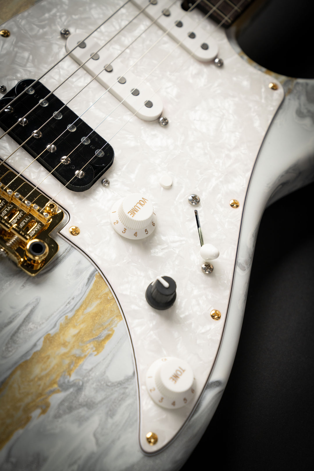 Studio Elite HD White Shmear (J25111)