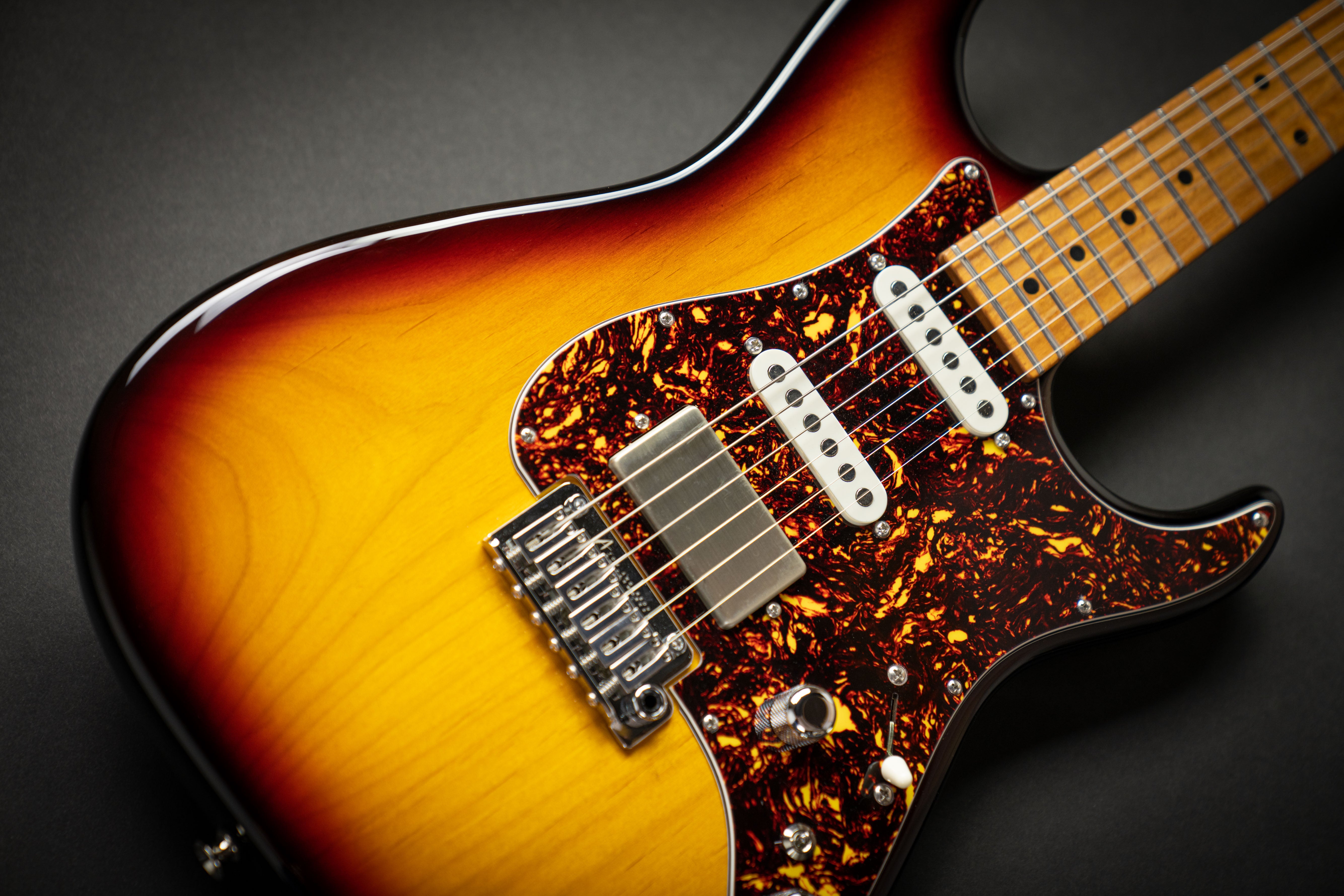 Tom Anderson The Classic 3 Color Burst (010923A) – Guitars Rebellion