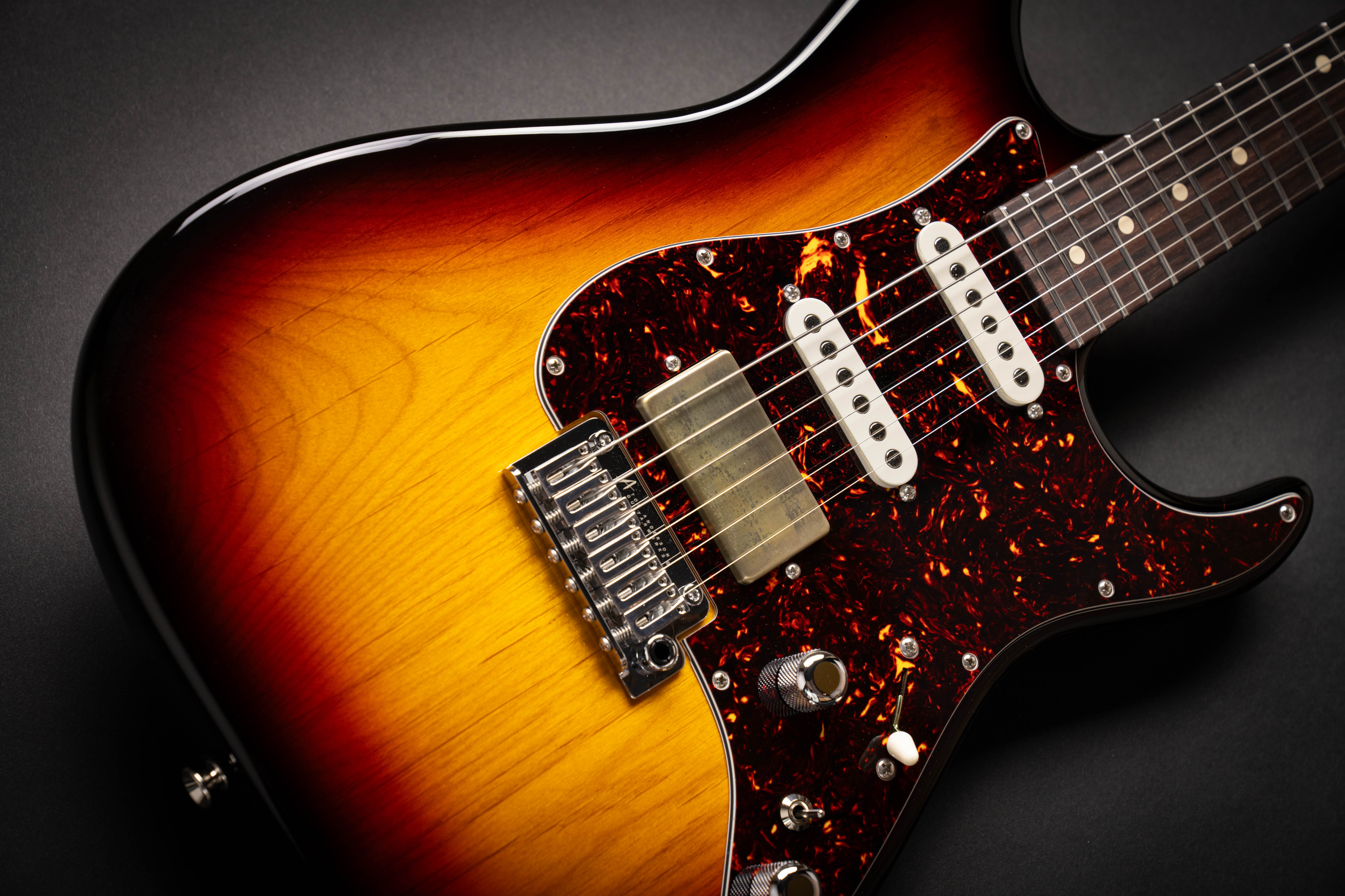 Tom Anderson The Classic 3 Color Burst (04-04-24P) – Guitars Rebellion