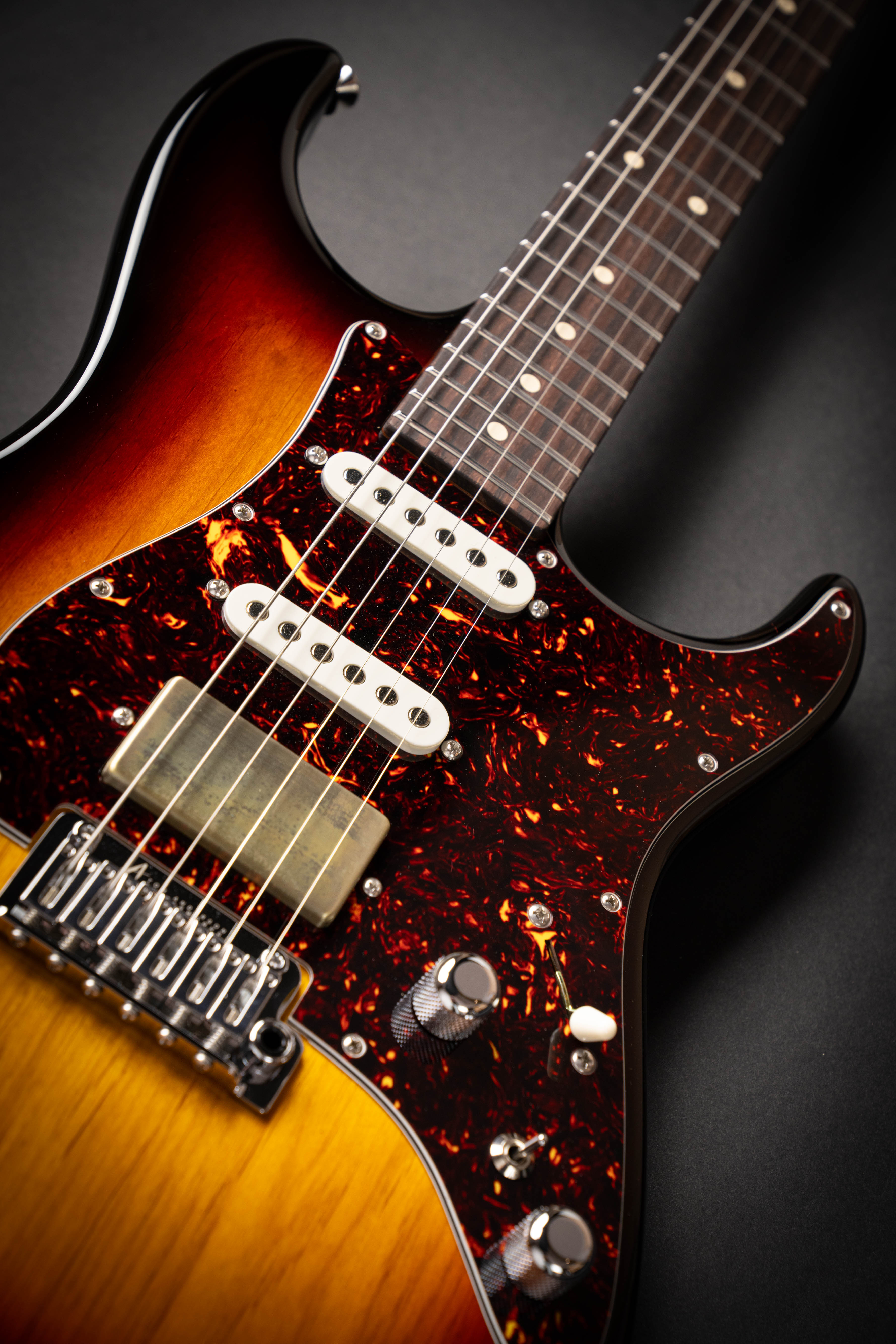 Tom Anderson The Classic 3 Color Burst (04-04-24P) – Guitars Rebellion