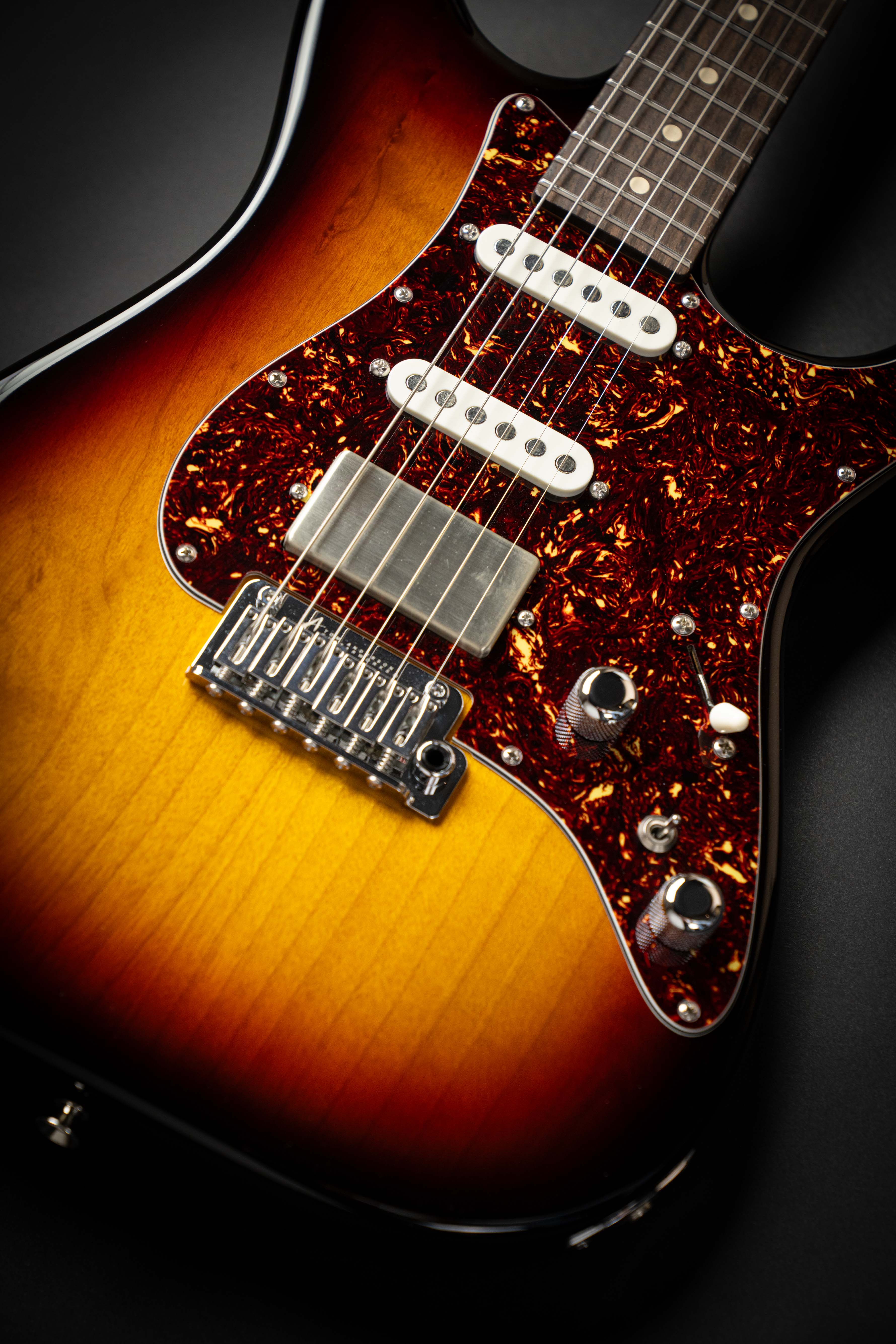 Tom Anderson The Classic 3 Color Burst (090625A) – Guitars Rebellion