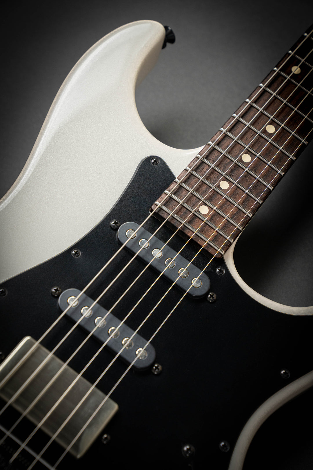 The Classic Pearl White (110825P)