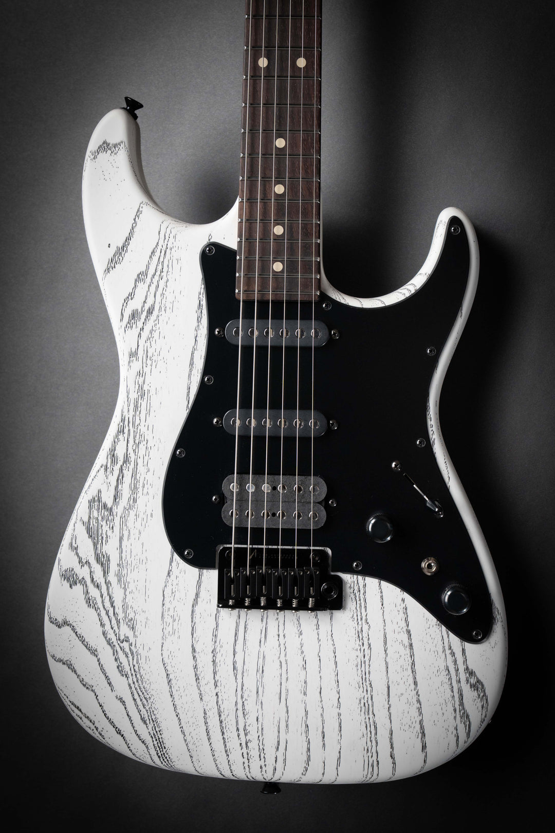 The Classic Satin Organic Grain White with Black (071526A)