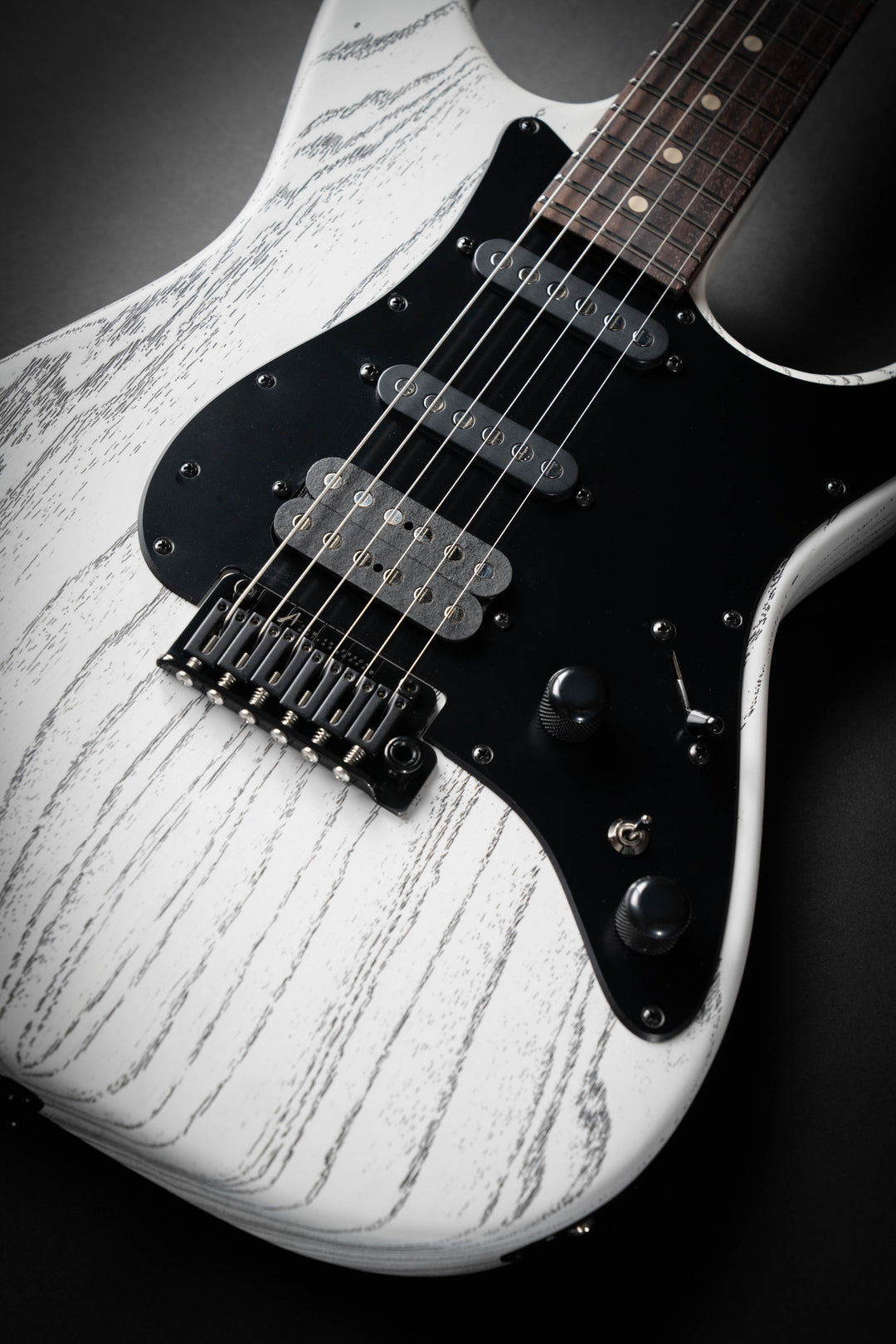 The Classic Satin Organic Grain White with Black (071526A)