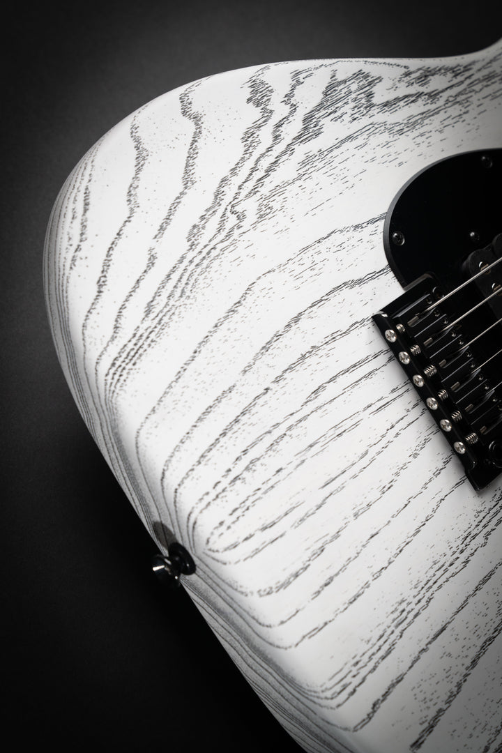 The Classic Satin Organic Grain White with Black (071526A)