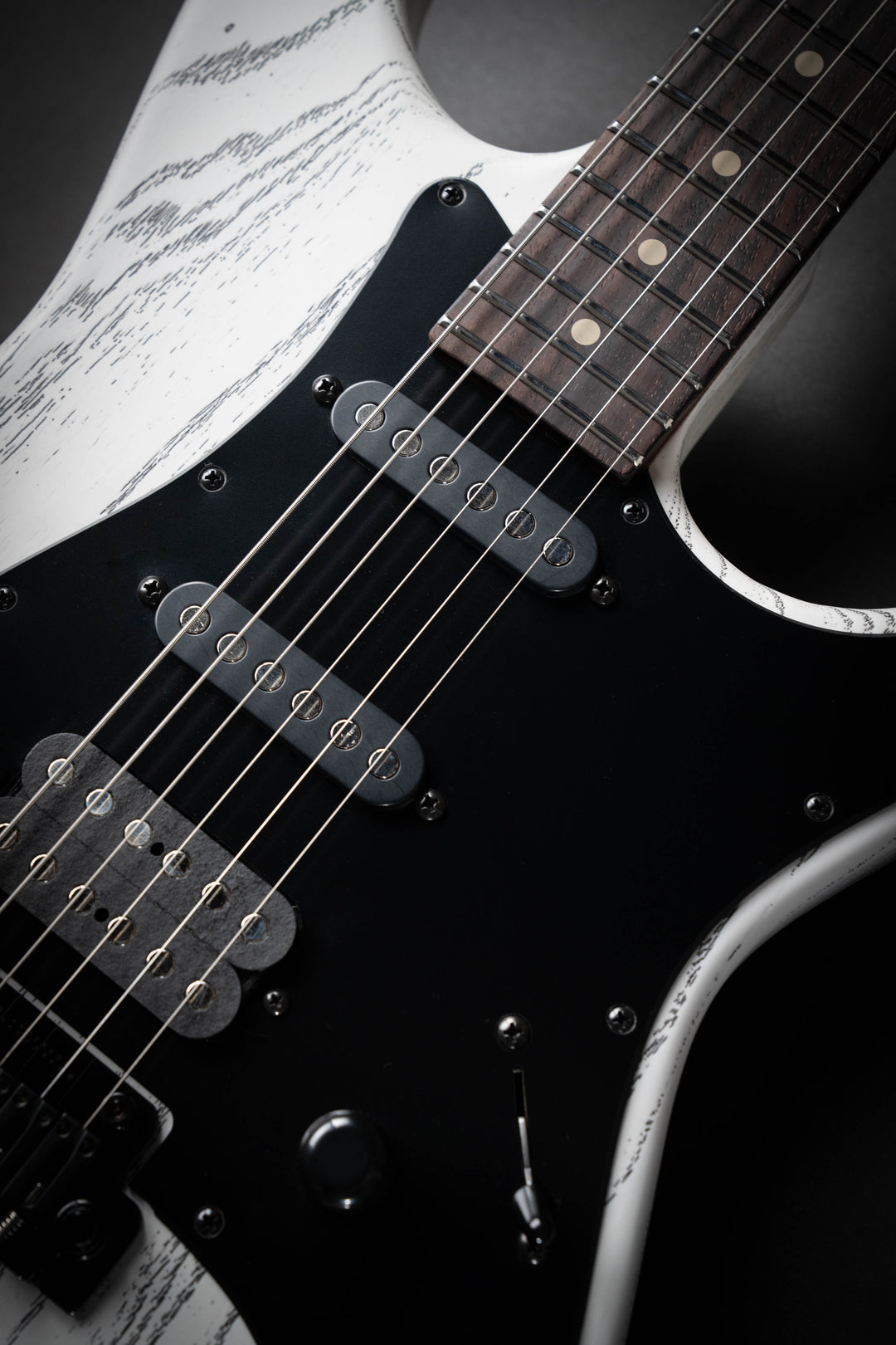 The Classic Satin Organic Grain White with Black (071526A)