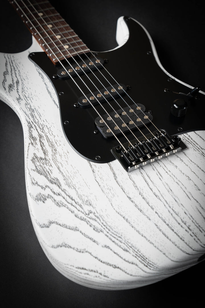 The Classic Satin Organic Grain White with Black (071526A)