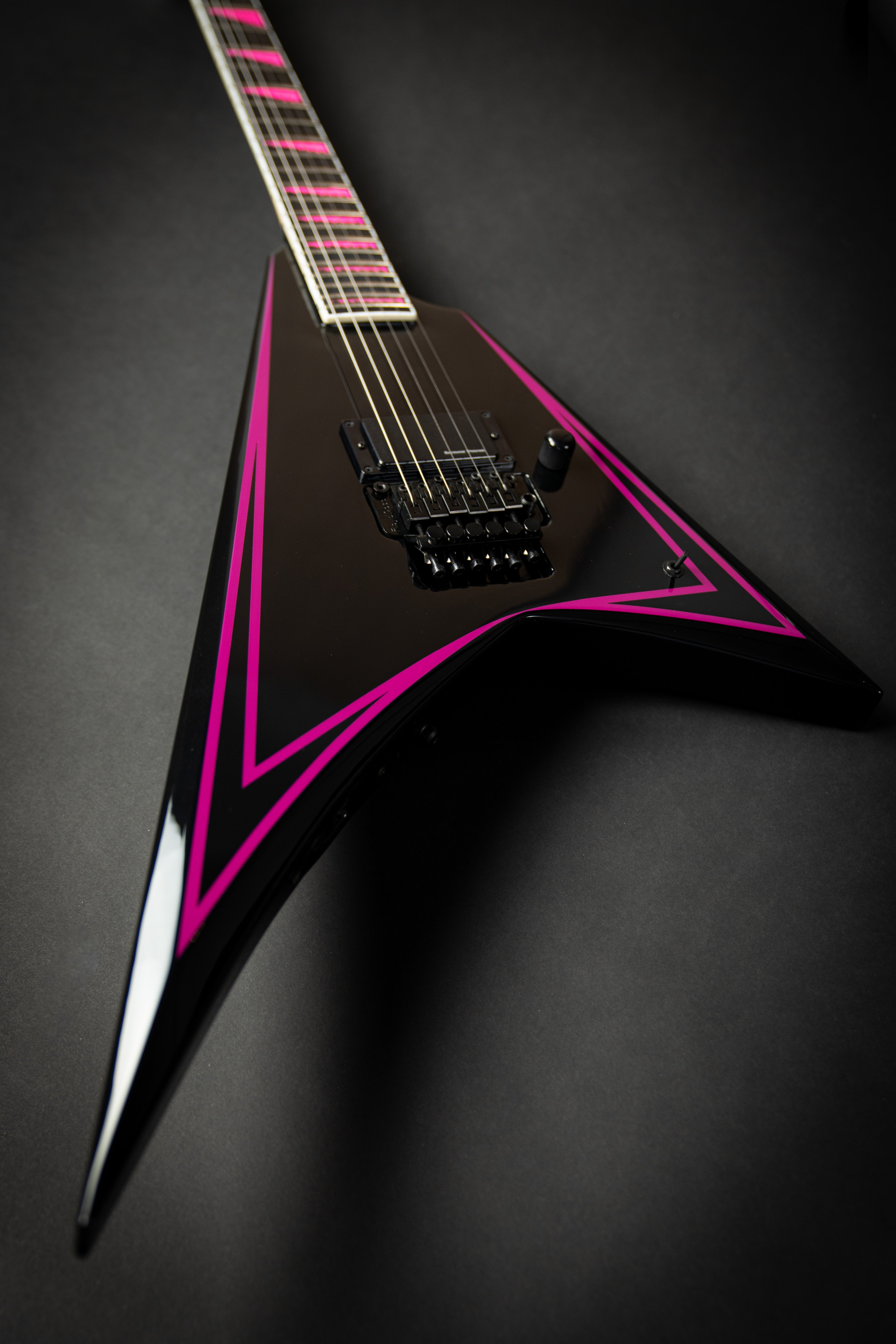 Edwards E-Alexi Pink Sawtooth (ED2203175) – Guitars Rebellion