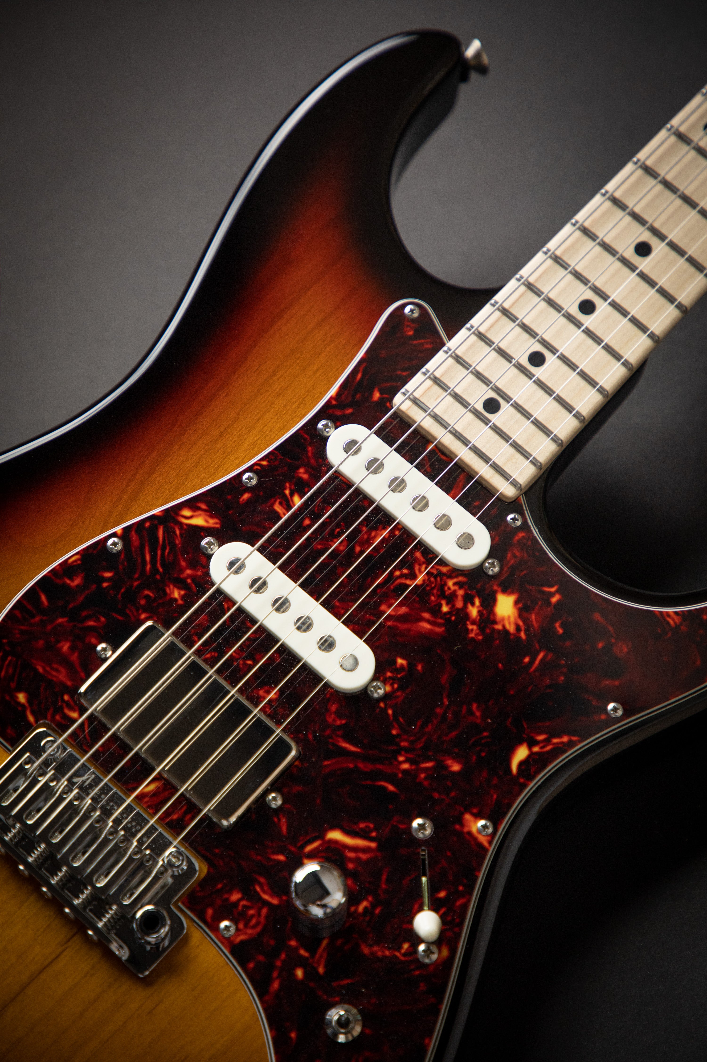 Tom Anderson The Classic 3 Color Burst (091619N) – Guitars Rebellion