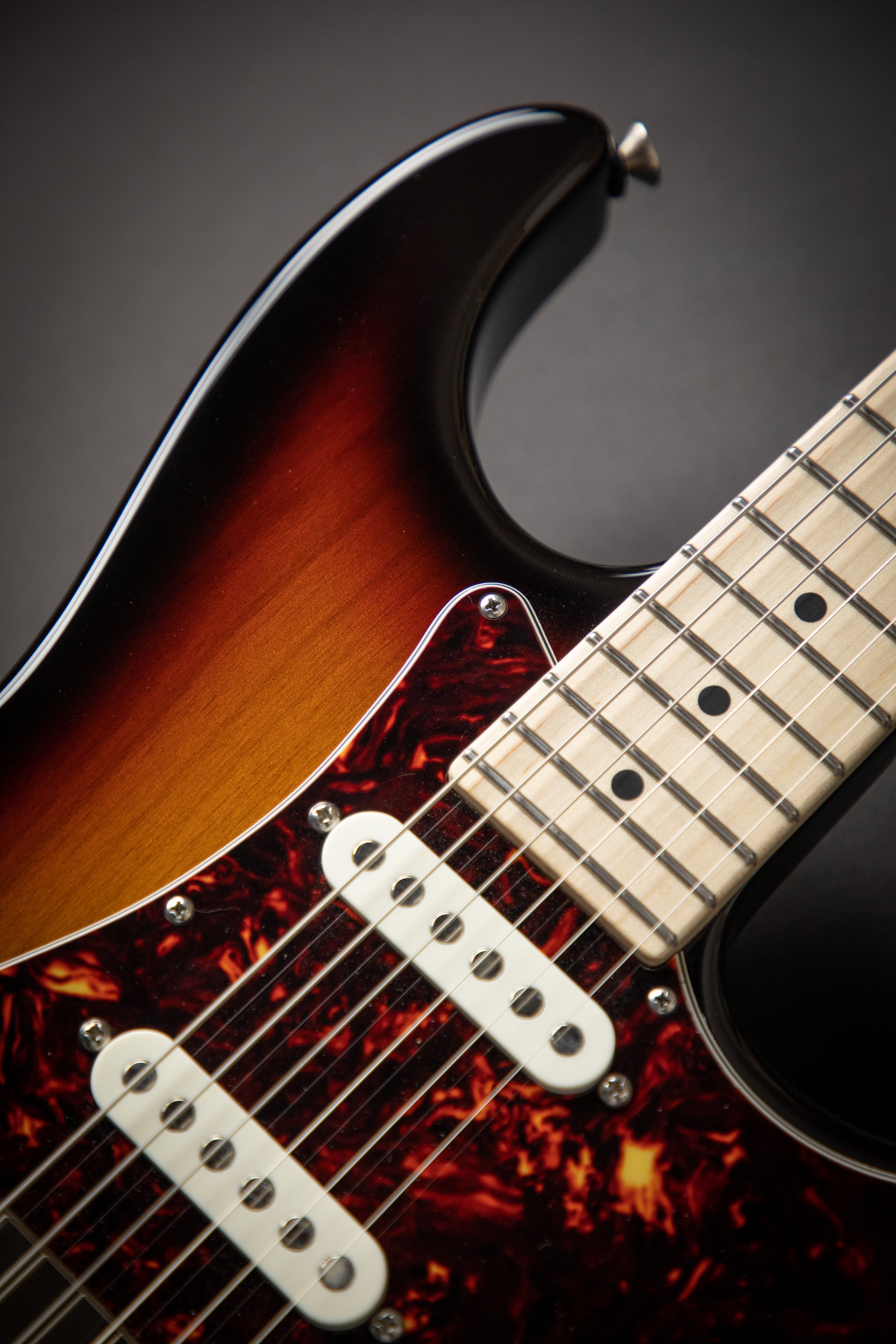 Tom Anderson The Classic 3 Color Burst (091619N) – Guitars Rebellion