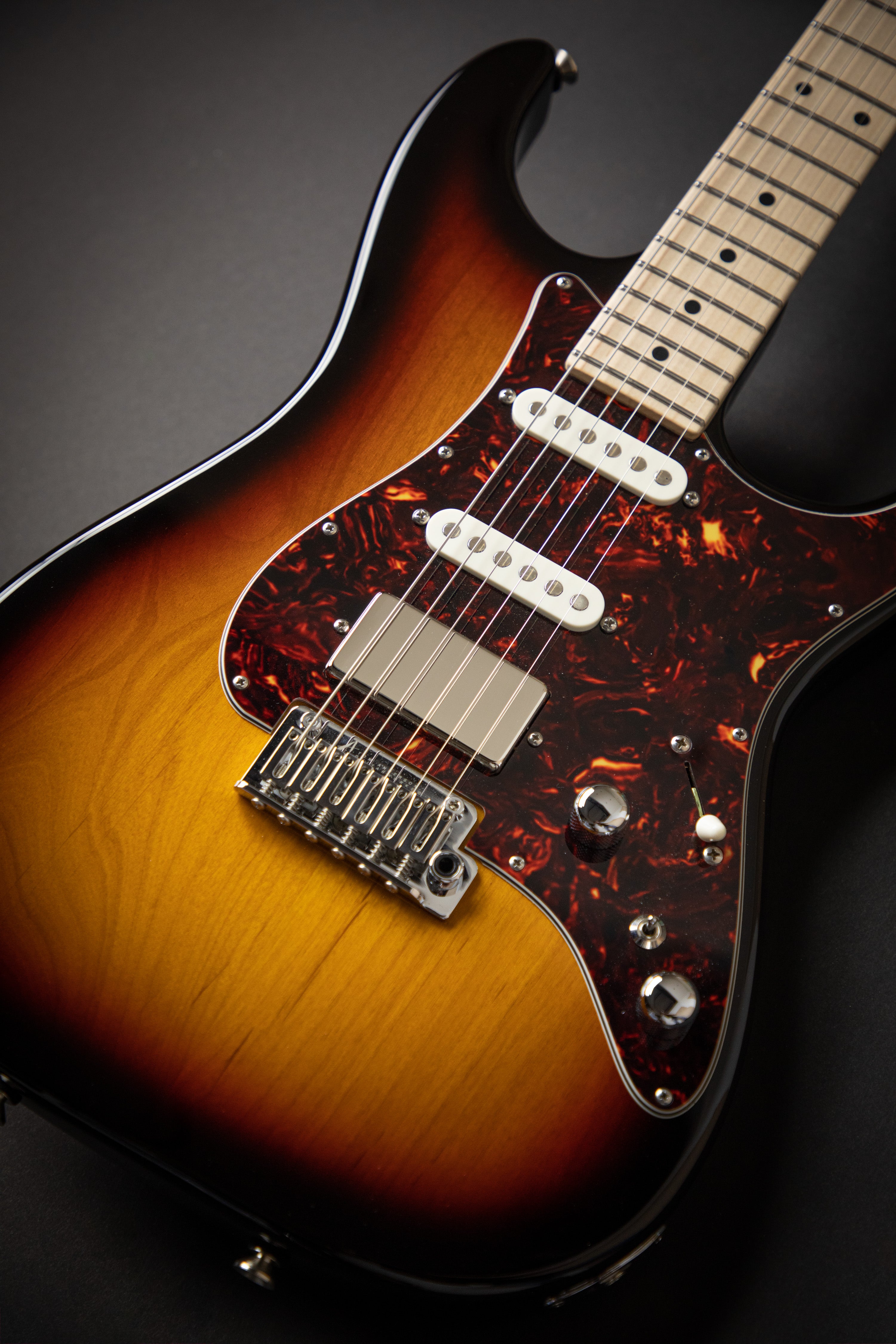 Tom Anderson The Classic 3 Color Burst (091619N) – Guitars Rebellion