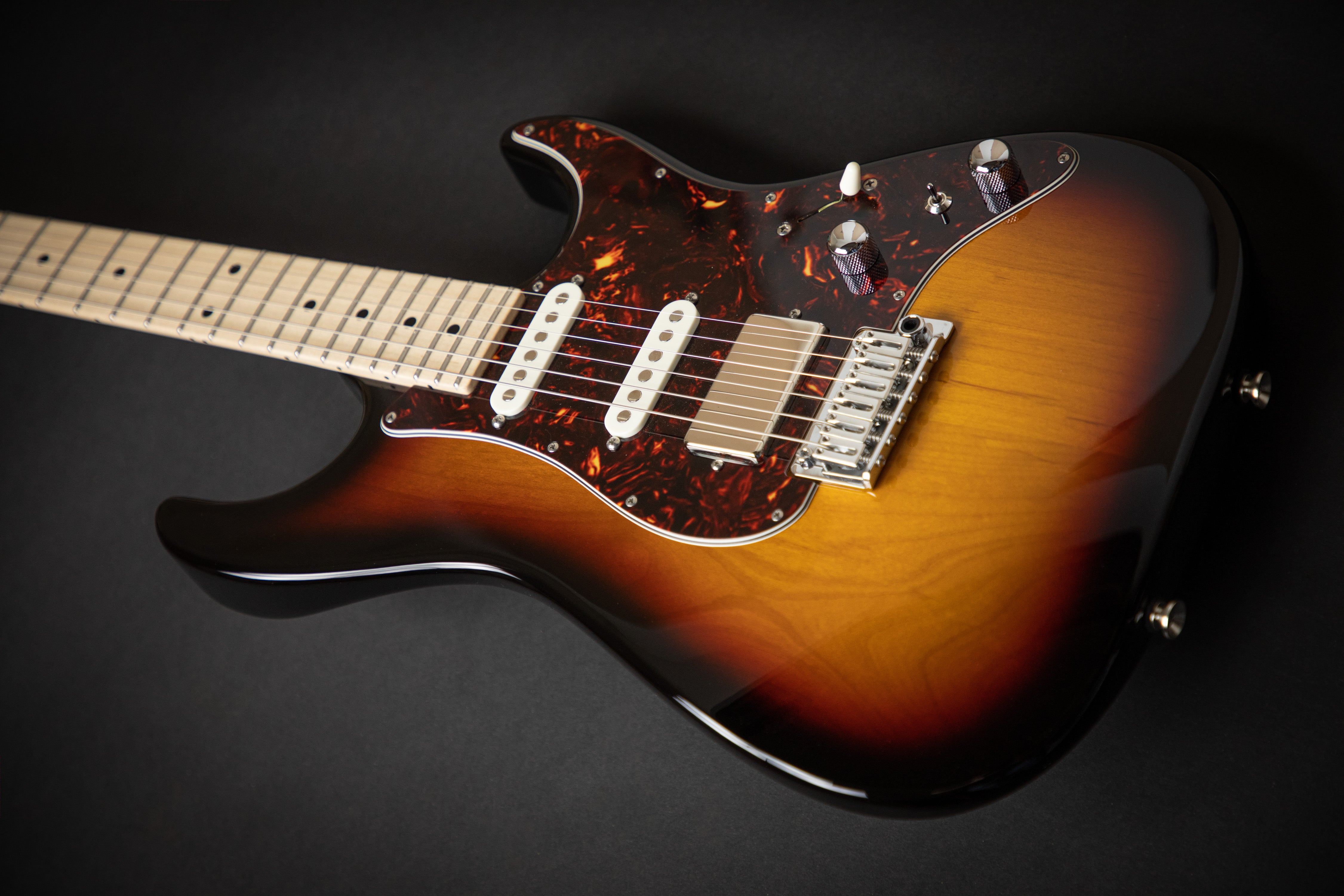 Tom Anderson The Classic 3 Color Burst (091619N) – Guitars Rebellion